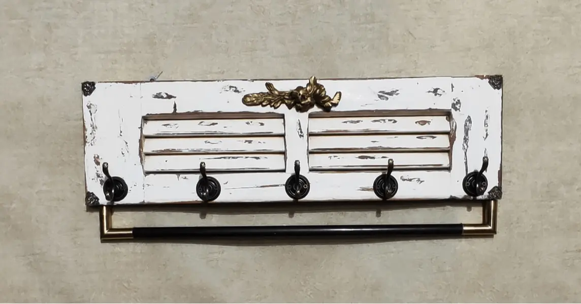 Foto de um(a) Cabideiro de Parede Feito com Fragmento de Esquadria com Veneziana, da categoria de Cabideiros e porta-chapéus. Cabideiro de parede feito com fragmento de esquadria com veneziana, pintura da época e com aplique floral em dourado,... Mostrado de uma perspectiva diferente. Vendido no marketplace Trésors.