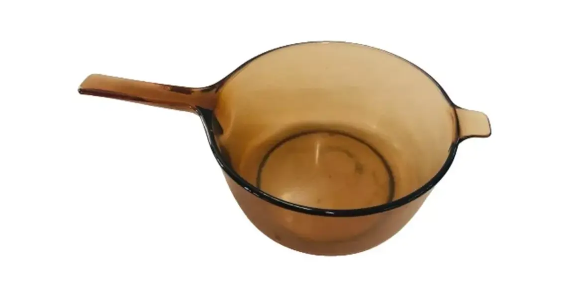 Foto de um(a) Panela vision corning U.S.A 2,5 Litros, da categoria de Panelas. Panela Vision Corning U.S.A 2,5 litros com cabo, medindo 10cm altura x 21cm diâmetro. Possui marcas de uso no fundo e riscos... Mostrado de uma perspectiva diferente. Vendido no marketplace Trésors.