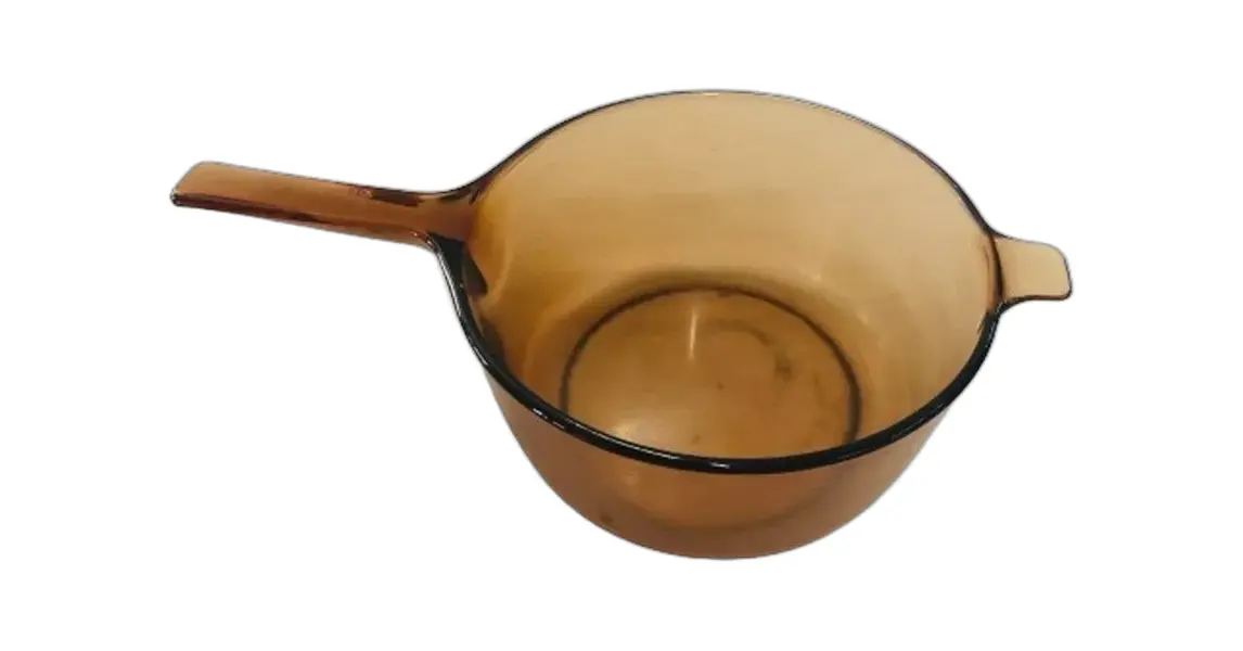 Foto de um(a) Panela vision corning U.S.A 2,5 Litros, da categoria de Panelas. Panela Vision Corning U.S.A 2,5 litros com cabo, medindo 10cm altura x 21cm diâmetro. Possui marcas de uso no fundo e riscos... Vendido no marketplace Trésors.