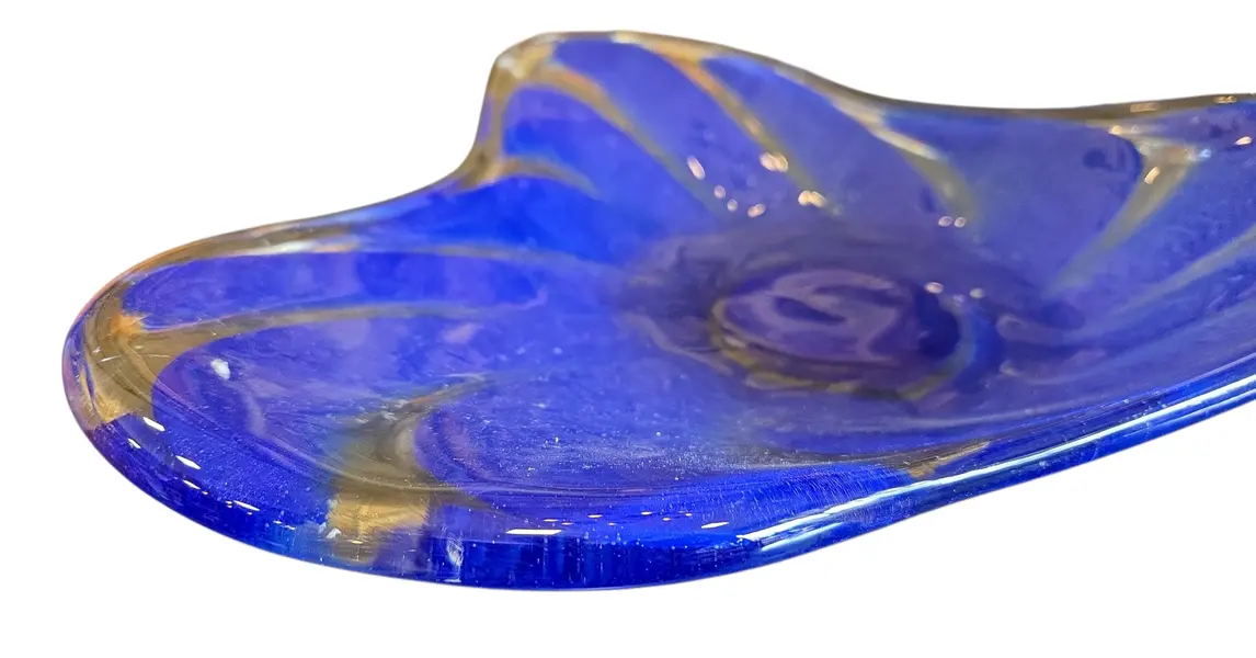 Foto de um(a) Fruteira em Murano Azul, da categoria de Fruteiras. Destaque a beleza da sua mesa com esta fruteira em vidro Murano. Com um design que exibe curvas orgânicas e um acabamento... Mostrado de uma perspectiva diferente. Vendido no marketplace Trésors.