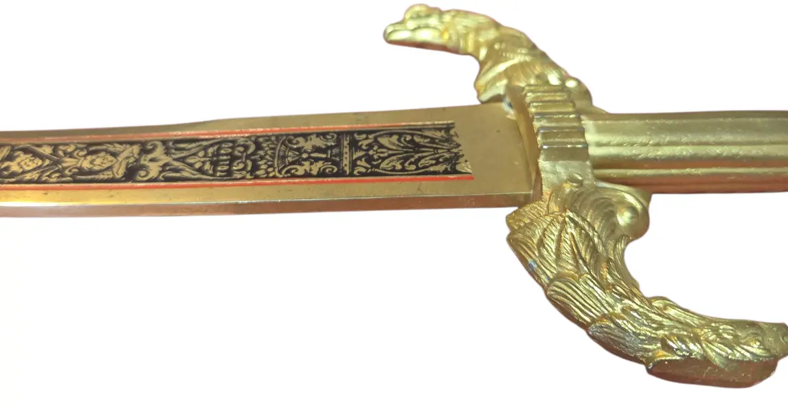 Foto de um(a) Adaga Decorativa Estilo Toledo – Lâmina Gravada e Guarnições em Dourado, da categoria de Facas. Uma peça de requinte visual excepcional, esta adaga decorativa destaca-se pelo trabalho de gravura em sua lâmina e pelo... Mostrado de uma perspectiva diferente. Vendido no marketplace Trésors.