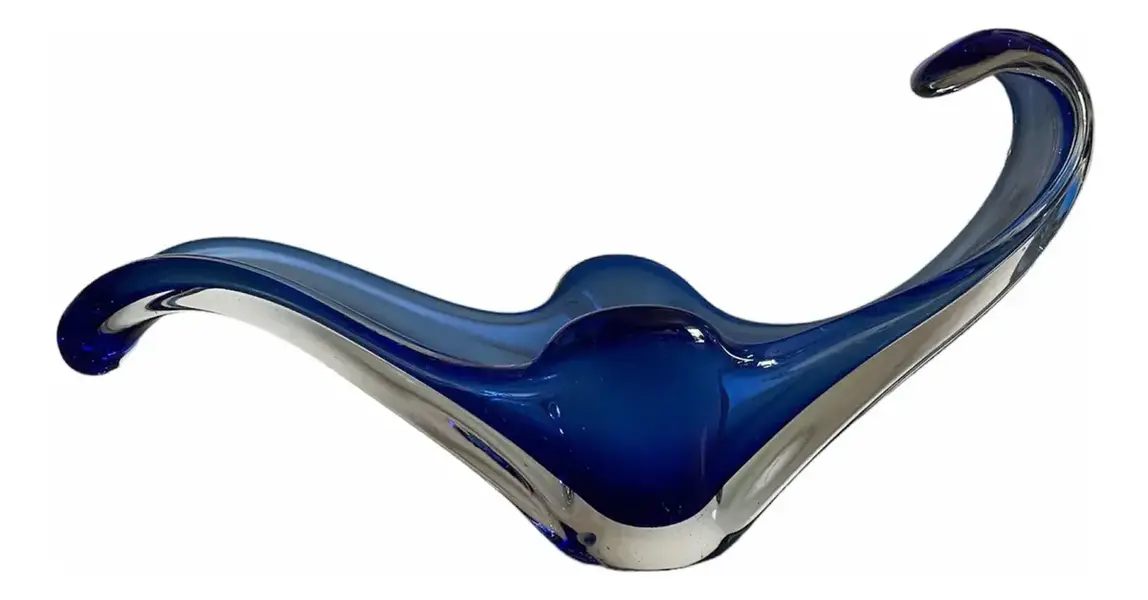Foto de um(a) Antiga Cornucópia Bowl Decorativo Centro De Mesa Em Murano, da categoria de Vasos. ~ Italy Glass ~Um Murano de tirar o fôlego. Antigo bowl decorativo ou centro de mesa em Murano em tons azuis, o formato é... Vendido no marketplace Trésors.