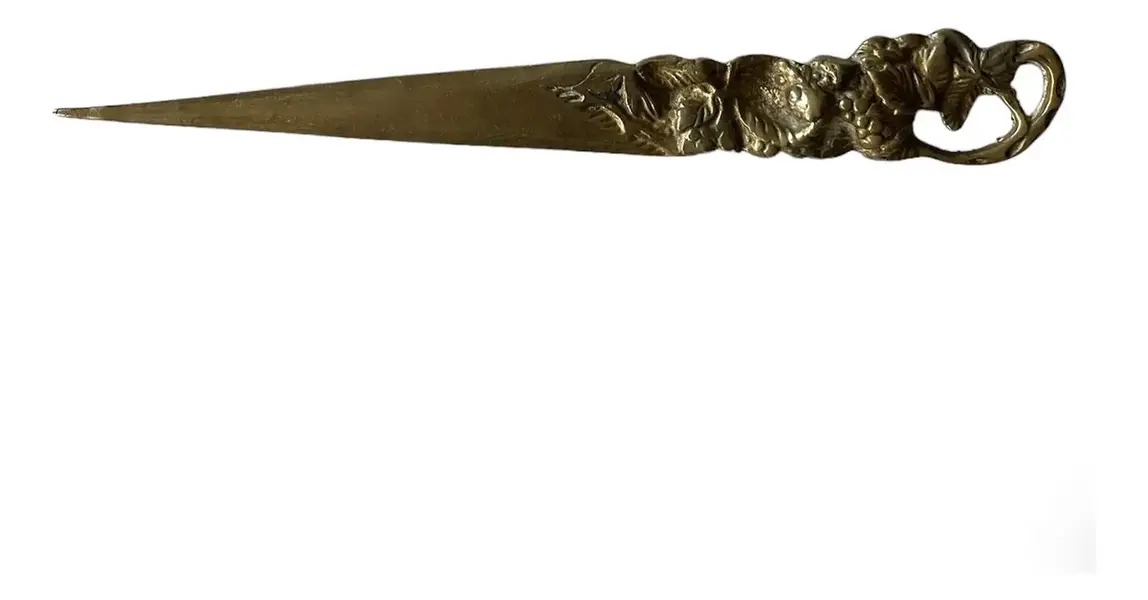 Foto de um(a) Antiga Rara Espátula Abridor De Carta Bronze Francês, da categoria de Outros colecionáveis. Linda espátula abridor de carta em bronze francês, período Art Nouveau, início do século XX.Medida 22cm. Vendido no marketplace Trésors.