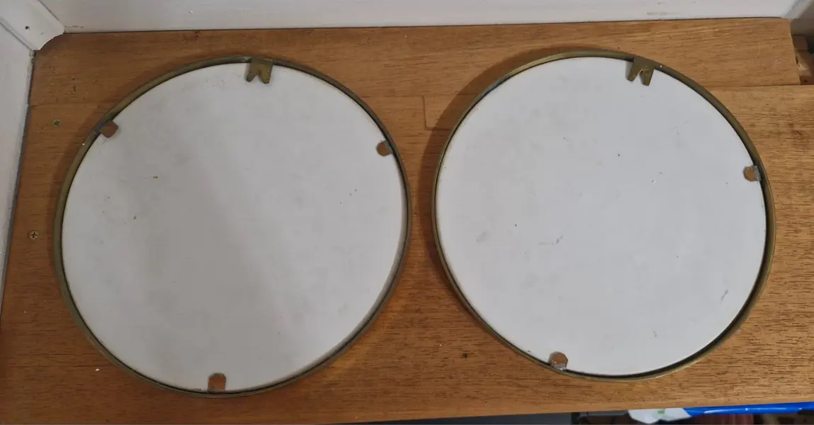 Foto de um(a) Raras placas em porcelana pintadas à mão, da categoria de Molduras para quadros. Duas lindíssimas placas em porcelana decorativas que apresentam cenas de paisagens campestres e litorâneas pintadas à mão em... Mostrado de uma perspectiva diferente. Vendido no marketplace Trésors.