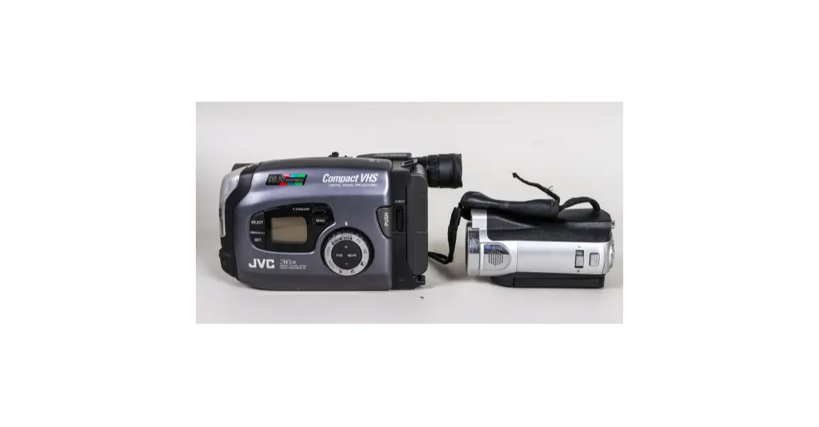 Foto de um(a) Filmadora Antiga JVC Compact VHS Anos 90 - Raridade Colecionador, da categoria de Câmeras fotográficas. Rara filmadora JVC modelo GR-AX920V, um item clássico de colecionismo dos anos 90, ideal para entusiastas de tecnologia... Mostrado de uma perspectiva diferente. Vendido no marketplace Trésors.