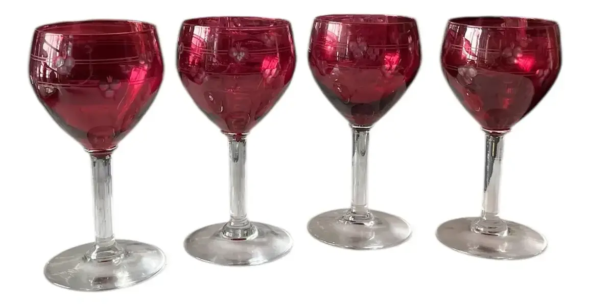 Foto de um(a) Antigo Conjunto Quatro Taças Copos Cristal Francês Vermelho, da categoria de Copos e taças. Antigo e preciso conjunto com quatro taças em cristal francês doublé vermelho rubi. Lapidação chique, discreta e muito... Vendido no marketplace Trésors.