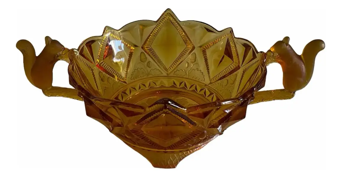 Foto de um(a) Antigo Raro Centro De Mesa Vidro Art Deco Esquilo Brockwitz, da categoria de Centro de mesa. ~ Brockwitz Glass ~Para quem gosta de peças exclusivas. Antigo bowl centro de mesa em vidro artístico âmbar com decoração em... Mostrado de uma perspectiva diferente. Vendido no marketplace Trésors.