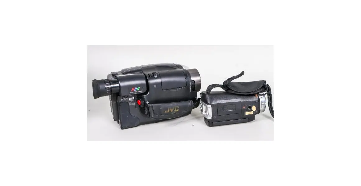 Foto de um(a) Filmadora Antiga JVC Compact VHS Anos 90 - Raridade Colecionador, da categoria de Câmeras fotográficas. Rara filmadora JVC modelo GR-AX920V, um item clássico de colecionismo dos anos 90, ideal para entusiastas de tecnologia... Mostrado de uma perspectiva diferente. Vendido no marketplace Trésors.