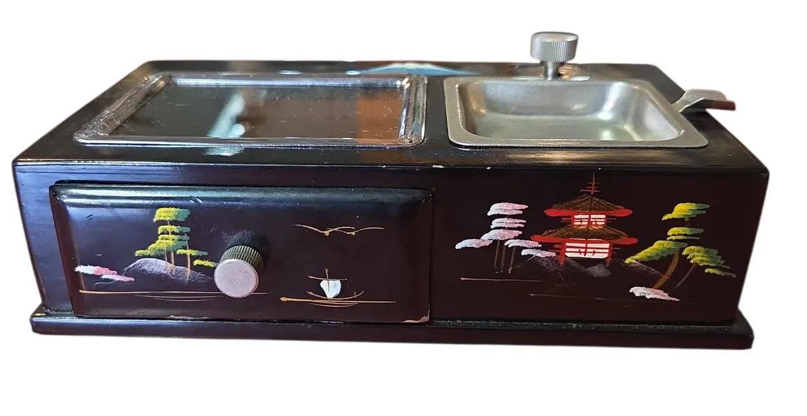 Foto de um(a) Cinzeiro e Caixa de Musica, da categoria de Cinzeiros. Onde a tradição japonesa encontra a mecânica de precisão. Este conjunto de caixa e cinzeiro não apenas organiza o ambiente,... Vendido no marketplace Trésors.