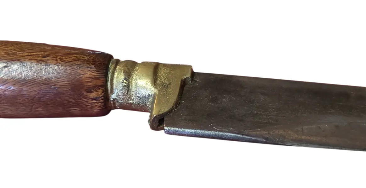 Foto de um(a) Faca Artesanal com Cabo em Madeira e Pomo de Bronze Esculpido em Cabeça de Águia, da categoria de Facas. Faca de confecção artesanal, caracterizada pelo design funcional e robusto. O destaque da peça reside em sua empunhadura... Mostrado de uma perspectiva diferente. Vendido no marketplace Trésors.