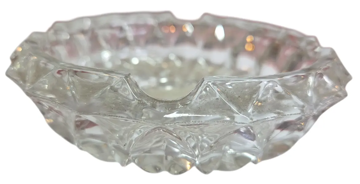 Foto de um(a) Cinzeiro Cristal Margot, da categoria de Cinzeiros. O ápice da elegância funcional. Este cinzeiro é esculpido em cristal de alta transparência, apresentando lapidações... Mostrado de uma perspectiva diferente. Vendido no marketplace Trésors.