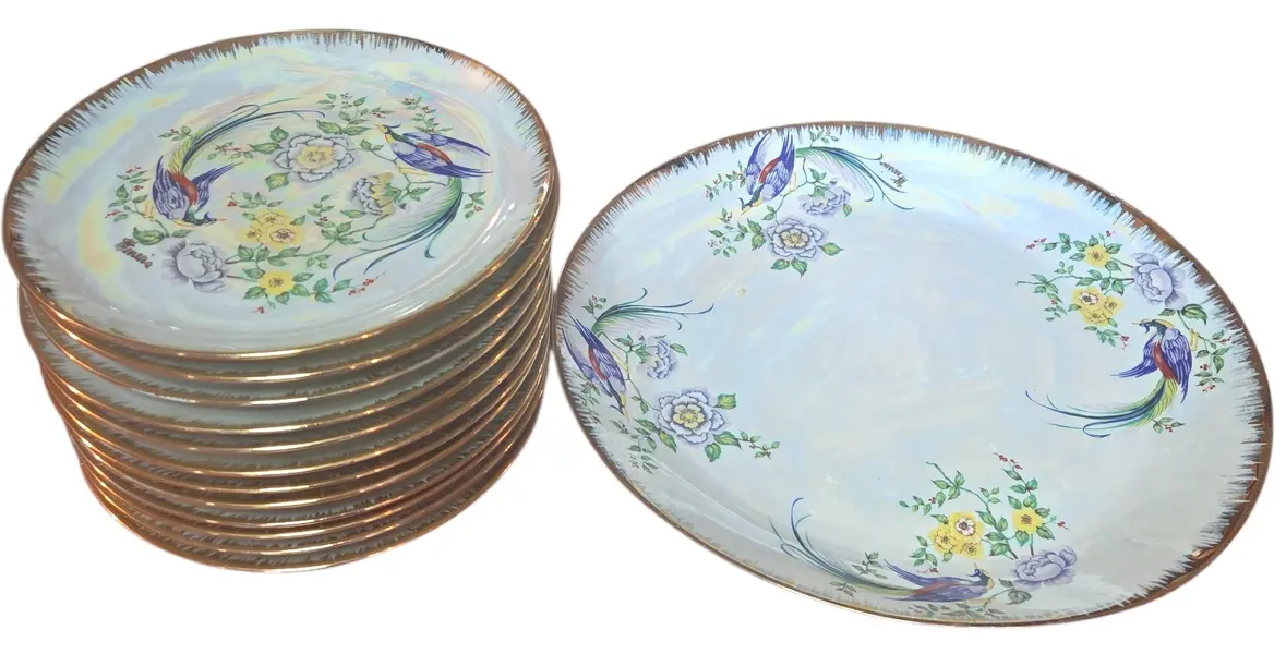 Foto de um(a) Conjunto de Sobremesa em Porcelana - 13 Peças - Decor Faisões e Flores, da categoria de Conjuntos de servir. Belíssimo jogo de sobremesa composto por 13 peças, confeccionado em porcelana de alta qualidade com acabamento em fundo... Mostrado de uma perspectiva diferente. Vendido no marketplace Trésors.