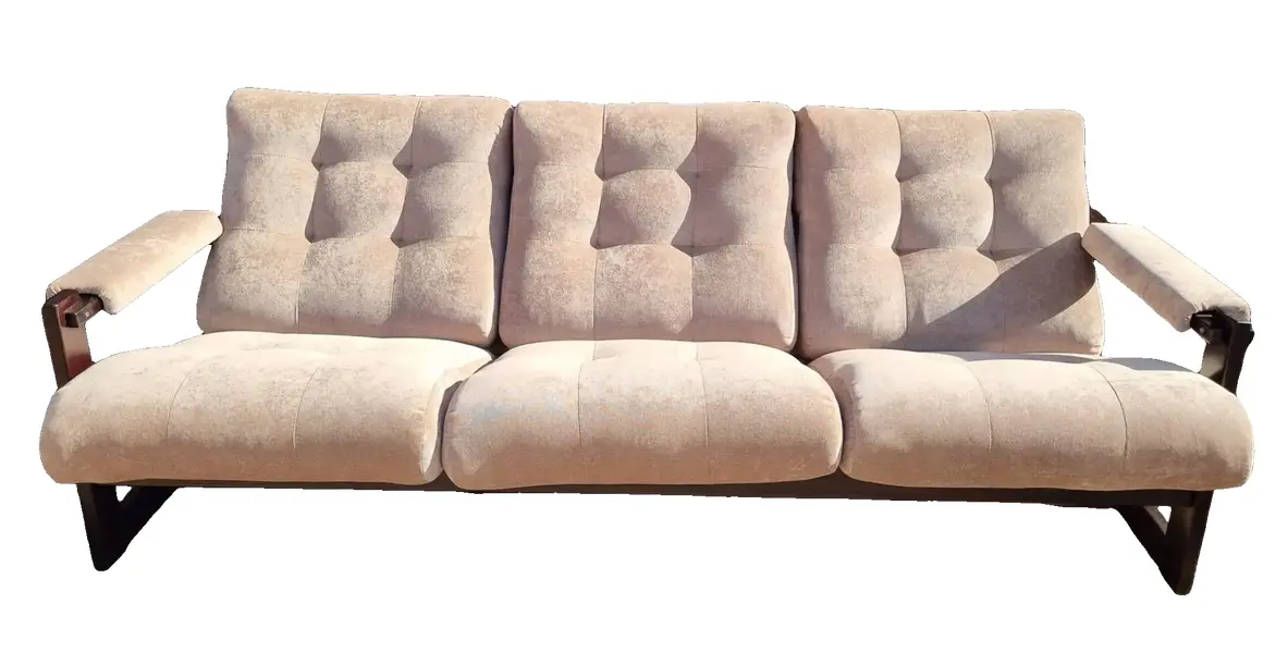 Foto de um(a) Sofá S1 Percival Lafer, da categoria de Sofás. Sofá modelo S1 de Percival Lafer, estrutura em jatobá tingido e estofado novo de suede. Restaurado, a pronta... Vendido no marketplace Trésors.