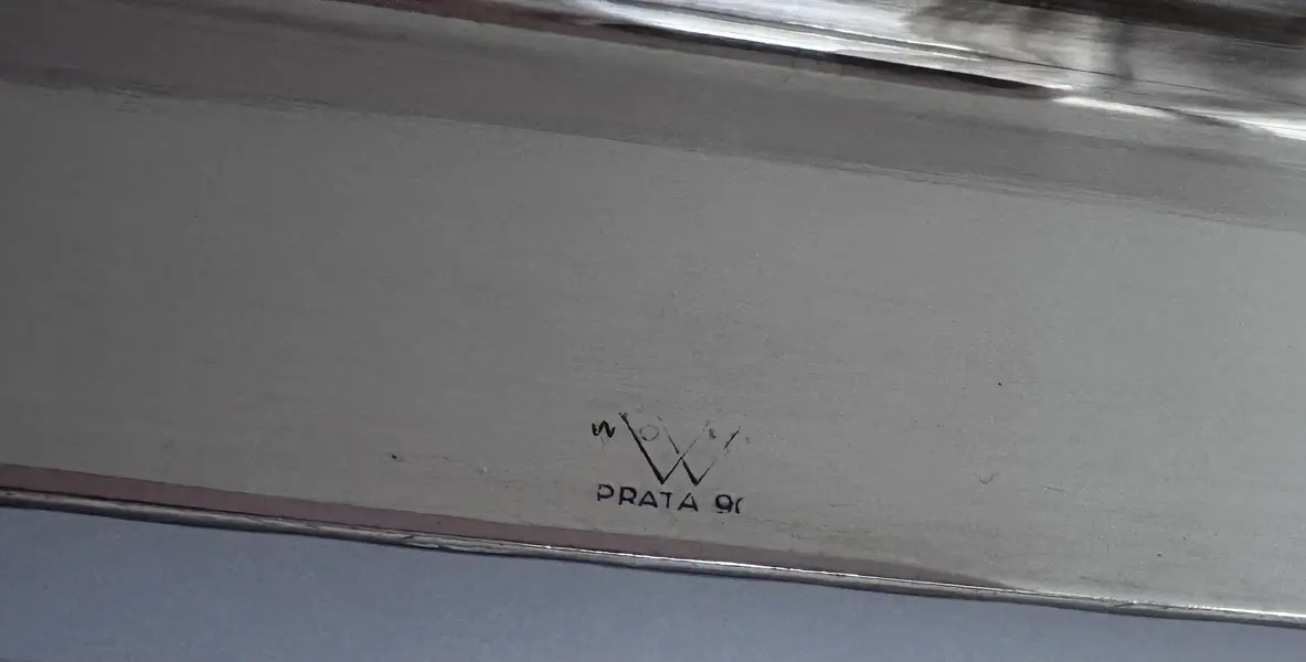 Foto de um(a) Bandeja retangular prata 90, da categoria de Bandejas. Bandeja retangular em metal espessurado a Prata 90. Ornamentos laterais e bordas decoradas. Este exemplar foi produzido pela... Mostrado de uma perspectiva diferente. Vendido no marketplace Trésors.