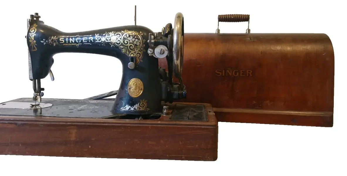 Foto de um(a) Antiga máquina Singer c/ caixa de madeira original e chave. Funcionando - Sec. XIX, da categoria de Maquinas de Costura. RARIDADE!!!! Linda Máquina antiga de costura Singer acompanhada de caixa de madeira original e chave. Século XIX. Máquina em... Vendido no marketplace Trésors.