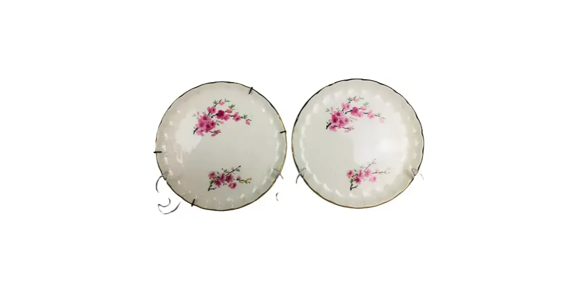 Foto de um(a) Par de pratos para parede, da categoria de Pratos Decorativos. Par de pratos decorativos em porcelana branca com motivos florais em policromia e filete dourado da manufatura W.S. george... Mostrado de uma perspectiva diferente. Vendido no marketplace Trésors.