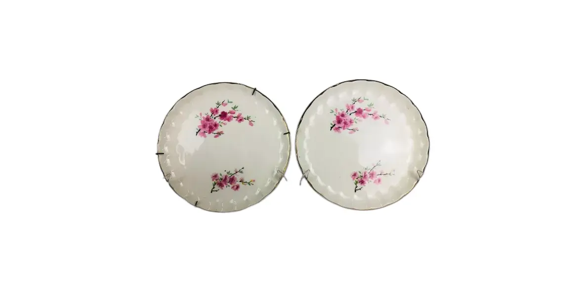 Foto de um(a) Par de pratos para parede, da categoria de Pratos Decorativos. Par de pratos decorativos em porcelana branca com motivos florais em policromia e filete dourado da manufatura W.S. george... Vendido no marketplace Trésors.