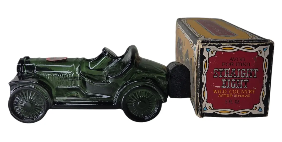 Foto de um(a) Perfume Avon Straight Eight Vintage, da categoria de Outros colecionáveis. Perfume Avon Straight Eight Colecionável. Mostrado de uma perspectiva diferente. Vendido no marketplace Trésors.