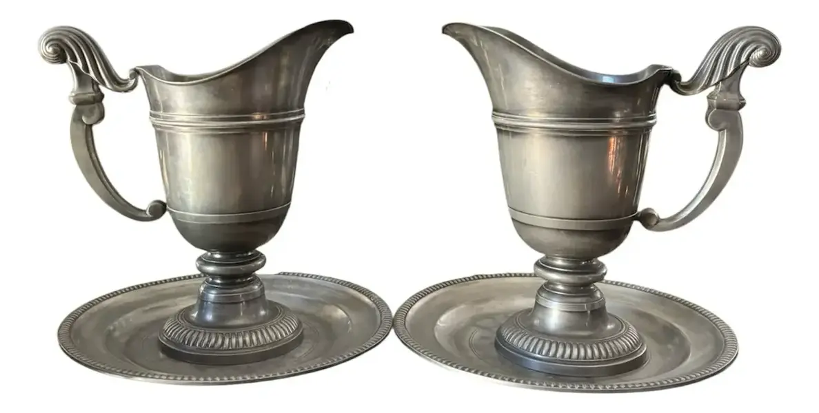 Foto de um(a) Antigo Par Jarros Présentoir Vasos Clássico Estanho Francês, da categoria de Jarros. Antigo e belíssimo par de jarros com présentoir em estanho francês, formato clássico, lindo e muito chique. Combina com todo... Vendido no marketplace Trésors.