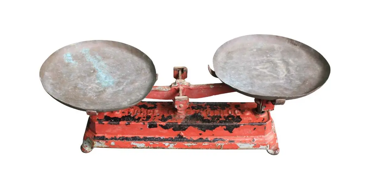 Foto de um(a) Antiga balança em ferro, da categoria de Outros colecionáveis. Antiga balança em ferro (com resquício de pintura na cor vermelho) de armazém, da manufatura FORÇA 40KG. Apresenta dois... Vendido no marketplace Trésors.