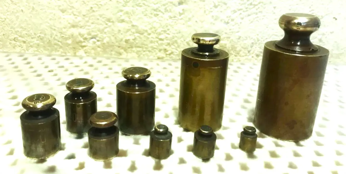 Foto de um(a) Cepo com pesos para balança antiga, da categoria de Outros colecionáveis. Meus avós maternos tinham um armazem. Fui criada ali dentro, em meio aos produtos comercializados. Este Cepo e os seus... Mostrado de uma perspectiva diferente. Vendido no marketplace Trésors.