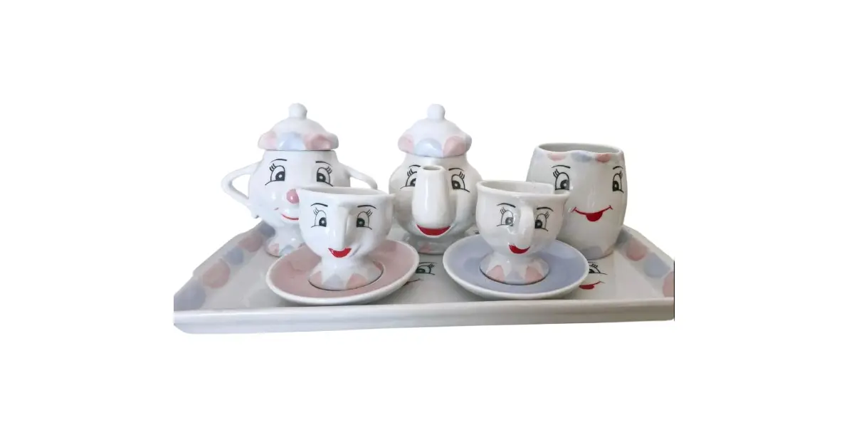 Foto de um(a) Lindíssimo jogo de chá A Bela e a Fera em porcelana, da categoria de Conjuntos de café e chá. Lindo jogo de chá 'A Bela e a Fera' em porcelana, rico em detalhes! Contém:- Bandeja- 2 Xícaras com pires- 1 Açucareiro- 1... Vendido no marketplace Trésors.