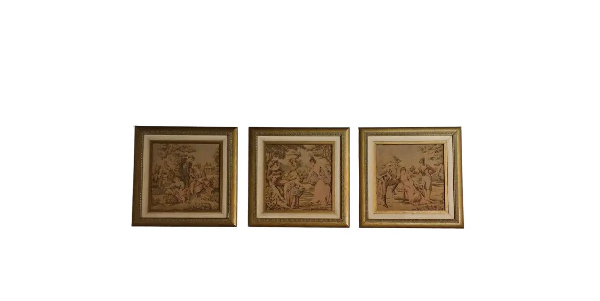 Foto de um(a) Conjunto de 3 quadros com cenas clássicas em Gobelin Francês, da categoria de Tapeçaria. Lindos quadros em tapeçaria gobelin francesa, ricos em detalhes, que são verdadeiras obras de arte feitas com fios. O... Vendido no marketplace Trésors.