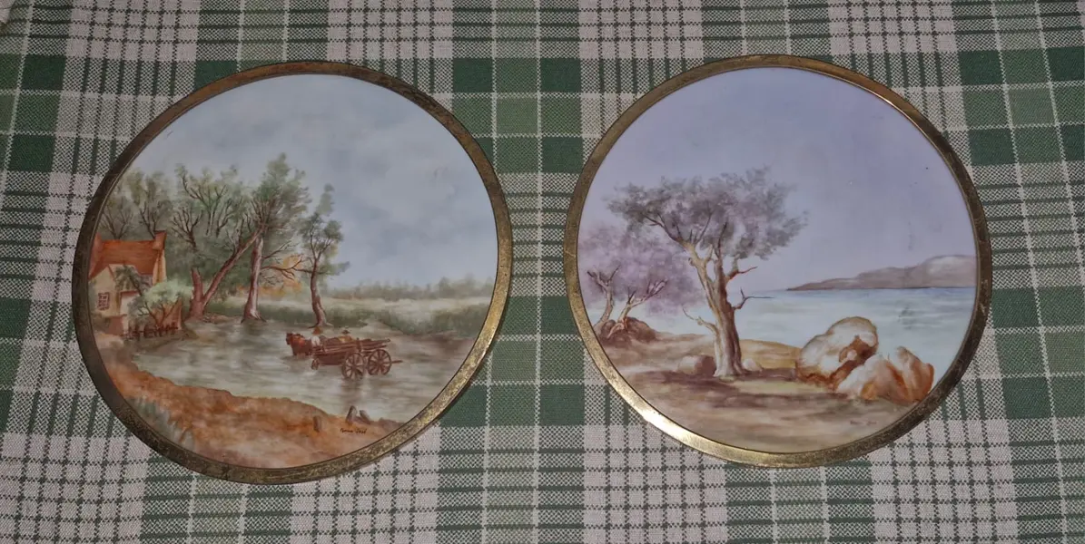 Foto de um(a) Raras placas em porcelana pintadas à mão, da categoria de Molduras para quadros. Duas lindíssimas placas em porcelana decorativas que apresentam cenas de paisagens campestres e litorâneas pintadas à mão em... Mostrado de uma perspectiva diferente. Vendido no marketplace Trésors.