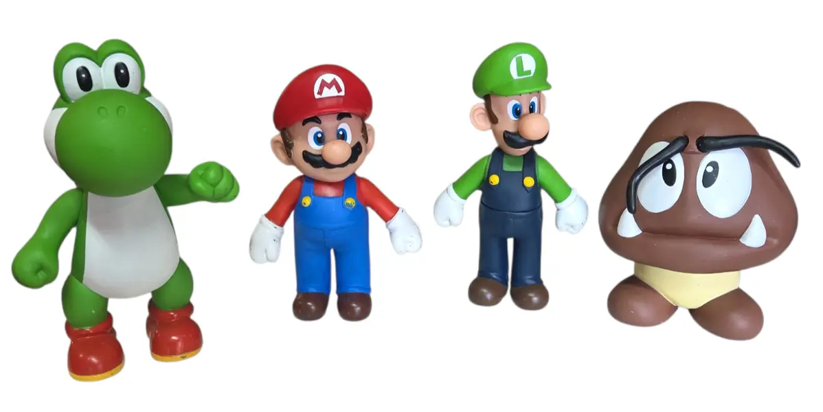 Foto de um(a) Conjunto 4 Figuras Super Mario, da categoria de Figuras de ação. Leve a magia do Reino dos Cogumelos para a sua coleção ou decoração com este excelente lote contendo 4 figuras clássicas da... Mostrado de uma perspectiva diferente. Vendido no marketplace Trésors.
