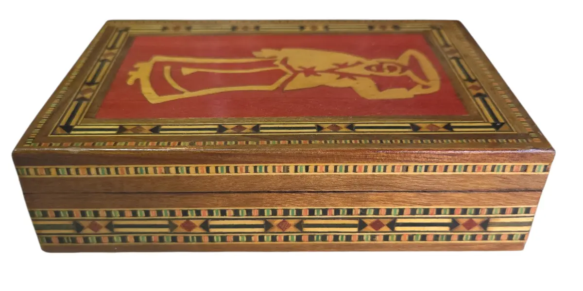 Foto de um(a) Porta-Joias de Madeira em Marchetaria – Arte Popular e Design Geométrico, da categoria de Porta-Jóias. Uma belíssima peça de artesanato técnico, esta caixa apresenta um trabalho de marchetaria minucioso, com bordas geométricas... Mostrado de uma perspectiva diferente. Vendido no marketplace Trésors.