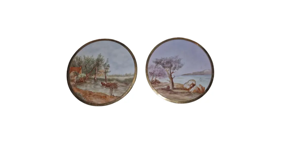 Foto de um(a) Raras placas em porcelana pintadas à mão, da categoria de Molduras para quadros. Duas lindíssimas placas em porcelana decorativas que apresentam cenas de paisagens campestres e litorâneas pintadas à mão em... Vendido no marketplace Trésors.