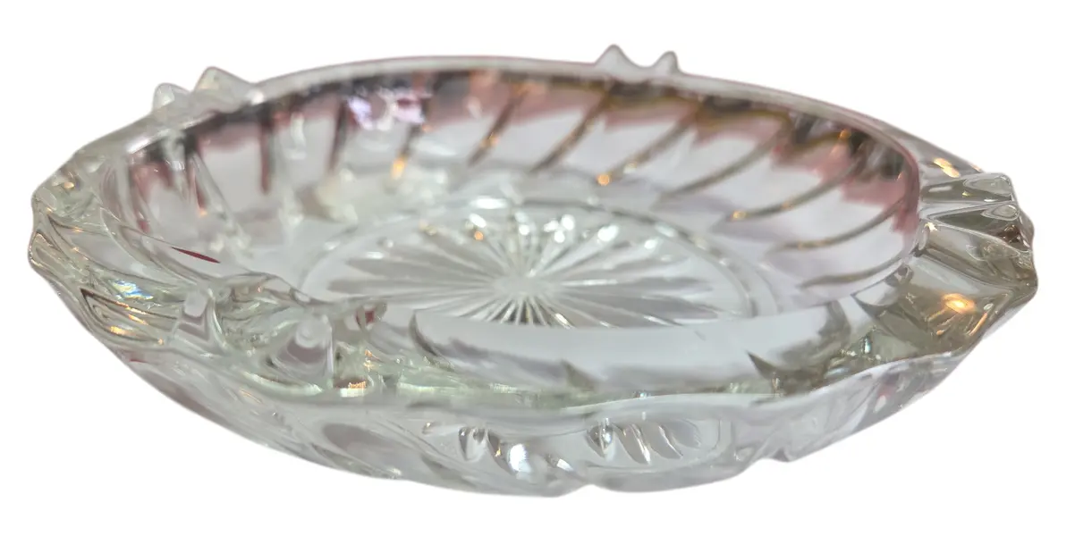 Foto de um(a) Cinzeiro Cristal Flor, da categoria de Cinzeiros. O ápice da elegância funcional. Este cinzeiro é esculpido em cristal de alta transparência, apresentando lapidações... Mostrado de uma perspectiva diferente. Vendido no marketplace Trésors.