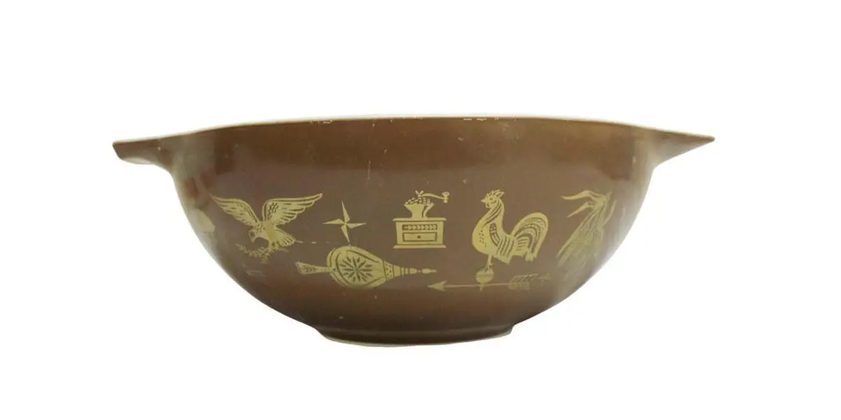Foto de um(a) Tigela De Opalina Pyrex Mod. Cinderella Early, da categoria de Travessas e tigelas. Bela tigela em opalina, apresenta decoração com fundo marrom e galos, águias e acessórios em dourado. Da manufatura PYREX... Mostrado de uma perspectiva diferente. Vendido no marketplace Trésors.