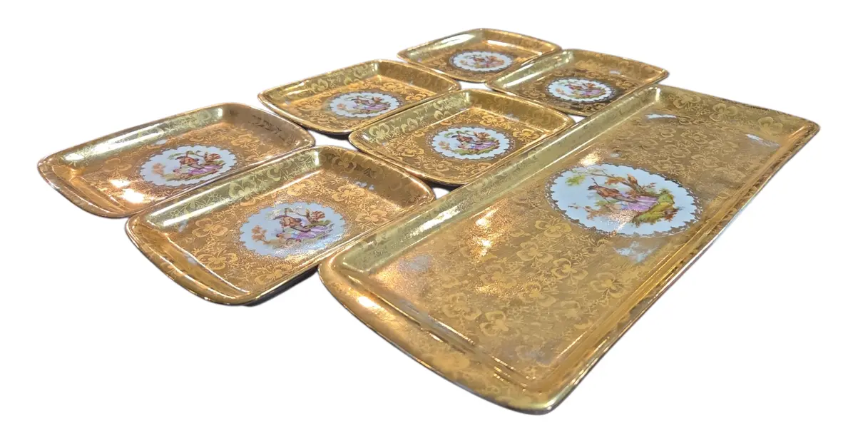 Foto de um(a) Conjunto de Travessa e Pratinhos Porcelana D.P. – Cena Galante (7 Peças), da categoria de Conjuntos de servir. Elegância e sofisticação em porcelana vintage. Este conjunto luxuoso da renomada Porcelana D.P. é composto por uma travessa... Mostrado de uma perspectiva diferente. Vendido no marketplace Trésors.