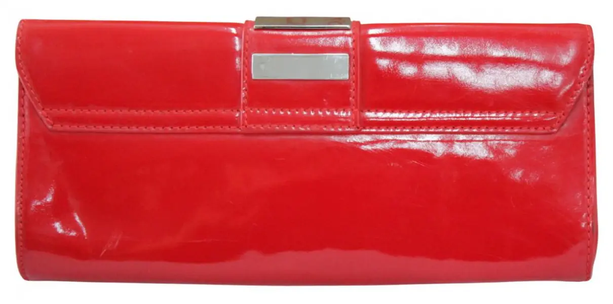 Foto de um(a) Bolsa Clutch em couro vermelho GUCCI, da categoria de Outros objetos decorativos. ACESSÓRIOS FEMININOS - Clutch em couro na tonalidade vermelha com ferragens em metal prateado e detalhes em acrílico da... Mostrado de uma perspectiva diferente. Vendido no marketplace Trésors.