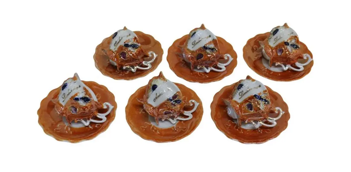 Foto de um(a) Conjunto 06 Xícaras Café Isabelina, da categoria de Xícaras. Antigo e raro conjunto de 06 xícaras para café, dita Isabelina na tonalidade laranja com douração e os dizeres LEMBRANÇA.... Mostrado de uma perspectiva diferente. Vendido no marketplace Trésors.