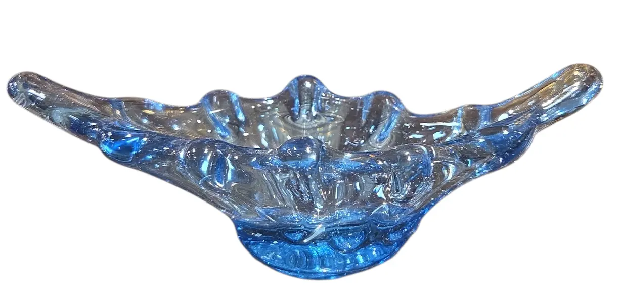 Foto de um(a) Cinzeiro em Cristal Murano Azul, da categoria de Cinzeiros. Adicione um toque de cor e brilho ao seu décor com este cinzeiro em Cristal Murano. Com seu design robusto e lapidação... Mostrado de uma perspectiva diferente. Vendido no marketplace Trésors.