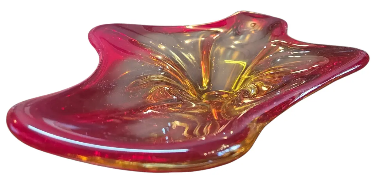 Foto de um(a) Centro de Mesa em Cristal Murano Orgânico – Vermelho, da categoria de Centro de mesa. Esta peça é um exemplo magnífico da técnica de vidro artístico, apresentando um design fluido e orgânico que captura a luz... Mostrado de uma perspectiva diferente. Vendido no marketplace Trésors.