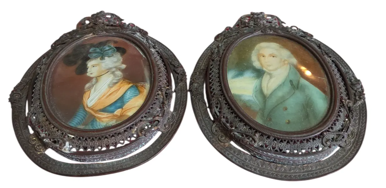 Foto de um(a) Par de Miniaturas Antigas - Retratos Nobres em Molduras de Metal Trabalhado, da categoria de Porta retratos. Este conjunto traz a elegância das miniaturas clássicas, apresentando retratos de um casal com indumentária de época. São... Mostrado de uma perspectiva diferente. Vendido no marketplace Trésors.