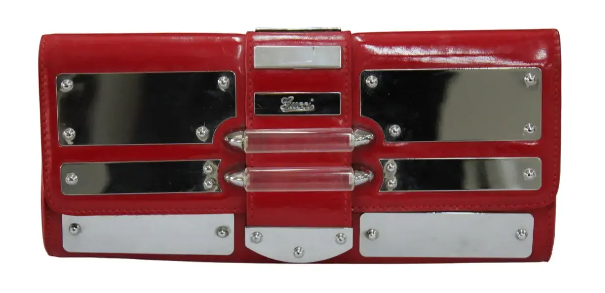 Foto de um(a) Bolsa Clutch em couro vermelho GUCCI, da categoria de Outros objetos decorativos. ACESSÓRIOS FEMININOS - Clutch em couro na tonalidade vermelha com ferragens em metal prateado e detalhes em acrílico da... Mostrado de uma perspectiva diferente. Vendido no marketplace Trésors.