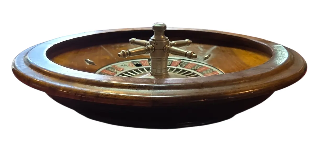 Foto de um(a) Rara Roleta de Cassino Antiga – Madeira Nobre, da categoria de Outros jogos. Exemplar magnífico de uma era de ouro dos cassinos. Esta roleta imponente em madeira nobre maciça com acabamentos em metal... Mostrado de uma perspectiva diferente. Vendido no marketplace Trésors.