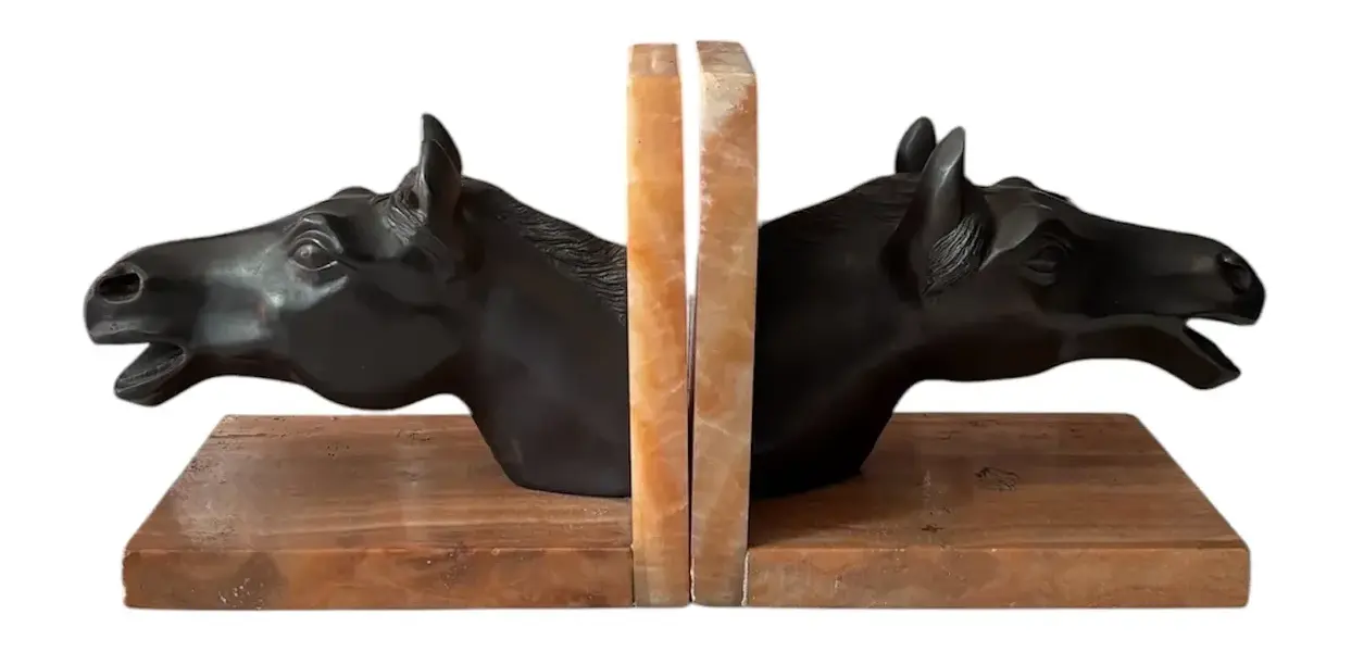 Foto de um(a) Antiga Escultura Cavalo Art Deco Cerra Livros Bronze Mármore, da categoria de Escultura. Antigo e importante cerra livros em mármore italiano, decorado com esculturas artísticas representando cabeças de cavalos em... Vendido no marketplace Trésors.