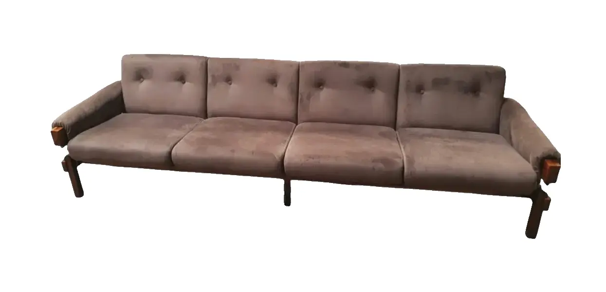 Foto de um(a) Sofá Anos 70 Vintage, da categoria de Sofás. O Sofá Anos 70 é a peça perfeita para quem busca um toque de elegância e estilo retrô em sua sala de estar. Com um... Vendido no marketplace Trésors.