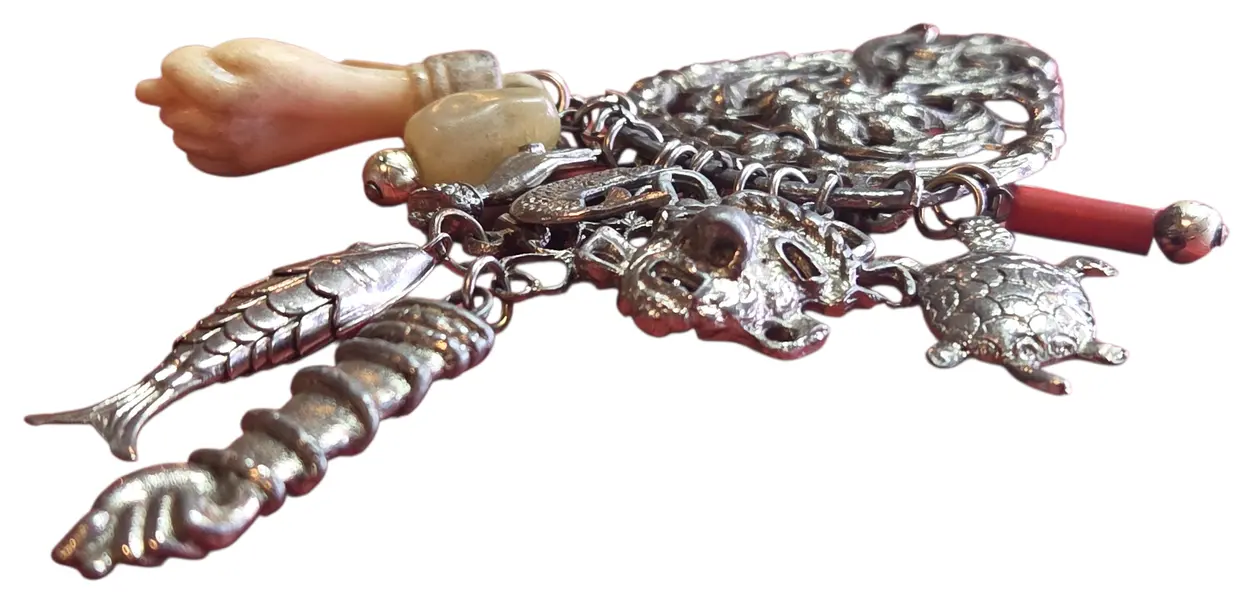 Foto de um(a) Mini Penca de Balangandã em Metal – Amuleto de Proteção e Tradição Brasileira, da categoria de Outros colecionáveis. A Penca de Balangandã é um dos símbolos mais profundos da cultura afro-brasileira, carregada de história e significados.... Mostrado de uma perspectiva diferente. Vendido no marketplace Trésors.