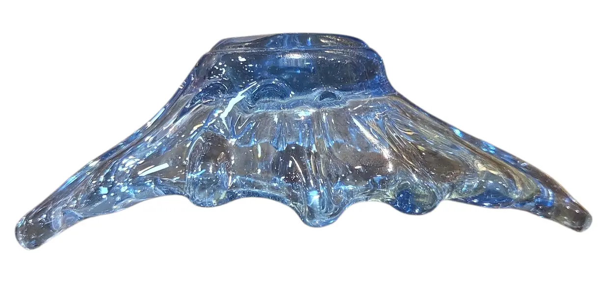 Foto de um(a) Cinzeiro em Cristal Murano Azul, da categoria de Cinzeiros. Adicione um toque de cor e brilho ao seu décor com este cinzeiro em Cristal Murano. Com seu design robusto e lapidação... Mostrado de uma perspectiva diferente. Vendido no marketplace Trésors.