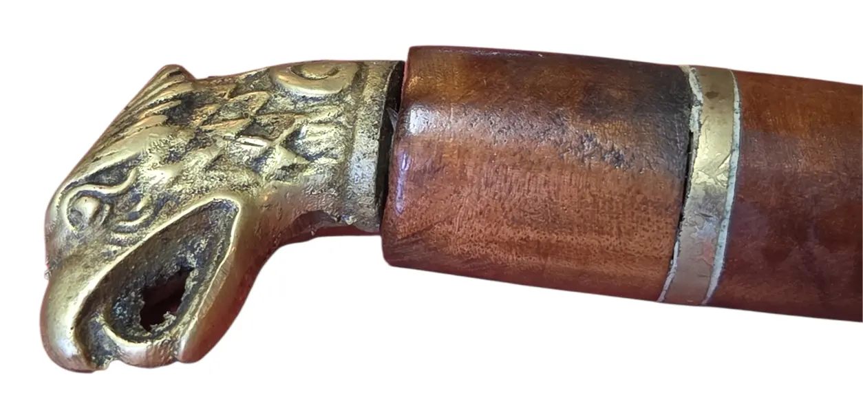 Foto de um(a) Faca Artesanal com Cabo em Madeira e Pomo de Bronze Esculpido em Cabeça de Águia, da categoria de Facas. Faca de confecção artesanal, caracterizada pelo design funcional e robusto. O destaque da peça reside em sua empunhadura... Mostrado de uma perspectiva diferente. Vendido no marketplace Trésors.