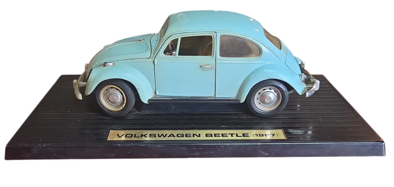Foto de um(a) Miniatura Volkswagen Beetle (Fusca) 1967 - Azul - Escala 1:18 (Relíquia), da categoria de Carros e caminhões de brinquedo. Esta é uma peça indispensável para qualquer colecionador de clássicos: a miniatura do Volkswagen Beetle 1967. O modelo de... Mostrado de uma perspectiva diferente. Vendido no marketplace Trésors.