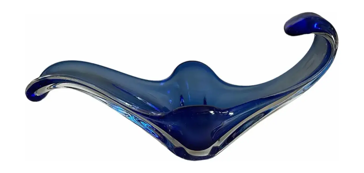 Foto de um(a) Antiga Cornucópia Bowl Decorativo Centro De Mesa Em Murano, da categoria de Vasos. ~ Italy Glass ~Um Murano de tirar o fôlego. Antigo bowl decorativo ou centro de mesa em Murano em tons azuis, o formato é... Mostrado de uma perspectiva diferente. Vendido no marketplace Trésors.