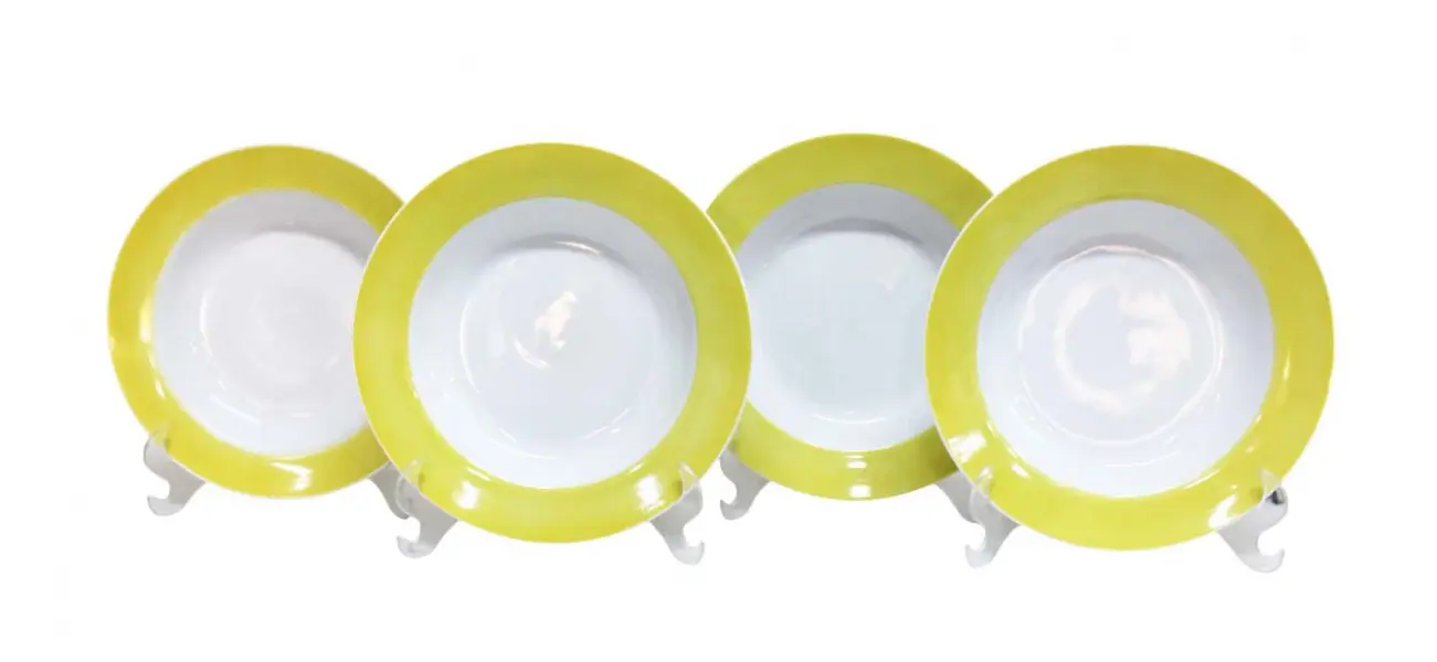 Foto de um(a) Conjunto com 04 pratos fundos porcelana Germer, da categoria de Conjuntos de servir. Conjunto de 4 pratos fundos em porcelana branca com faixa amarela na borda. Da manufatura GERMER PORCELANAS MADE IN BRAZIL... Mostrado de uma perspectiva diferente. Vendido no marketplace Trésors.