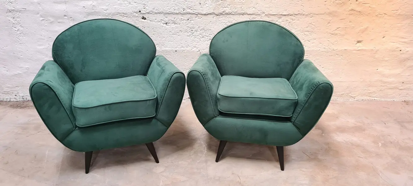 Foto de um(a) Par poltronas em veludo verde - Durma e Usa, da categoria de Poltronas. Par de poltrona anos 50 Durma & Usa, estrutura em madeira ebanizada e estofado de veludo verde com molas ainda... Mostrado de uma perspectiva diferente. Vendido no marketplace Trésors.